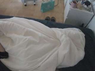 voyeurcam-julmodels-greybed-2