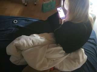 voyeurcam-julmodels-greybed-2