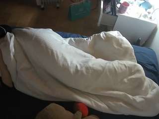 voyeurcam-julmodels-greybed-2