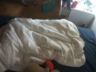 voyeurcam-julmodels-greybed-2