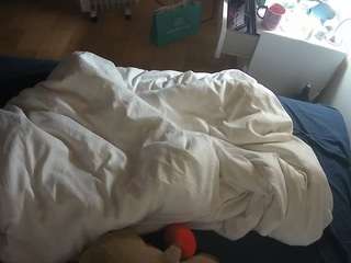 voyeurcam-julmodels-greybed-2