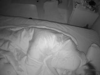 voyeurcam-julmodels-greybed-2