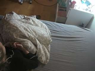 voyeurcam-julmodels-greybed-2