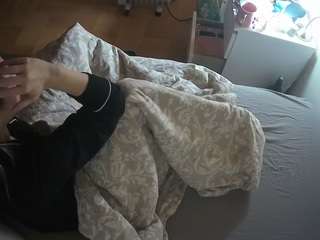 voyeurcam-julmodels-greybed-2