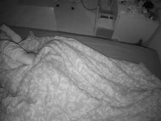 voyeurcam-julmodels-greybed-2