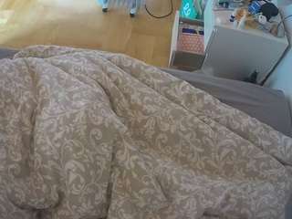 voyeurcam-julmodels-greybed-2