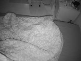 voyeurcam-julmodels-greybed-2