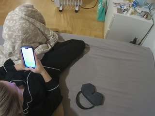 voyeurcam-julmodels-greybed-2