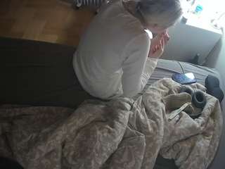 voyeurcam-julmodels-greybed-2