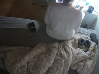 voyeurcam-julmodels-greybed-2