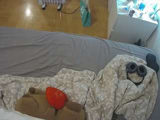 voyeurcam-julmodels-greybed-2