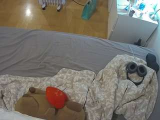 voyeurcam-julmodels-greybed-2