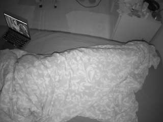 voyeurcam-julmodels-greybed-2