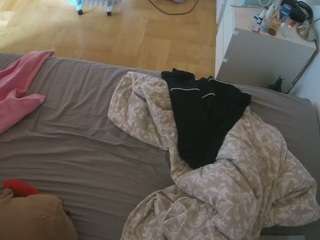 voyeurcam-julmodels-greybed-2