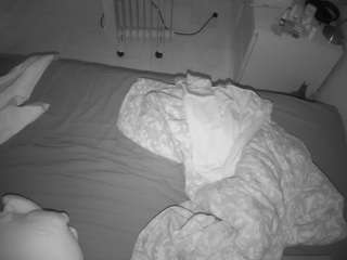 voyeurcam-julmodels-greybed-2