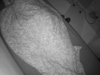 voyeurcam-julmodels-greybed-2