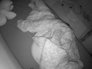 voyeurcam-julmodels-greybed-2