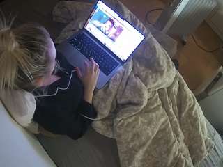 voyeurcam-julmodels-greybed-2