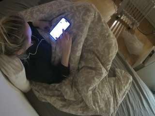 voyeurcam-julmodels-greybed-2