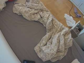 voyeurcam-julmodels-greybed-2