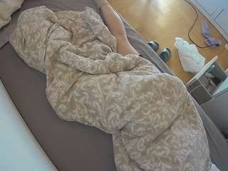 voyeurcam-julmodels-greybed-2