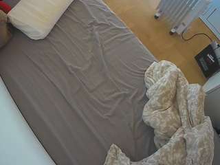 voyeurcam-julmodels-greybed-2