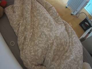 voyeurcam-julmodels-greybed-2