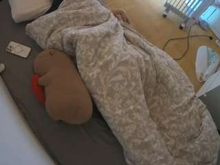 voyeurcam-julmodels-greybed-2 webcam