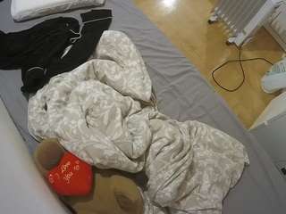 voyeurcam-julmodels-greybed-2