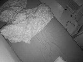 voyeurcam-julmodels-greybed-2 webcam