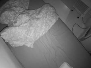 voyeurcam-julmodels-greybed-2