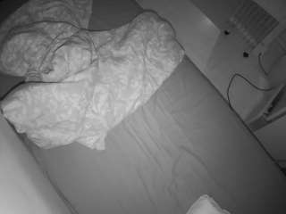 voyeurcam-julmodels-greybed-2 webcam