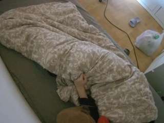 voyeurcam-julmodels-greybed-2