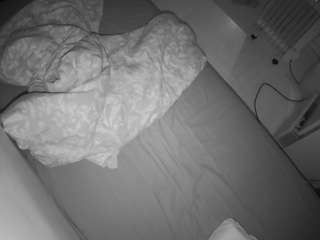 voyeurcam-julmodels-greybed-2