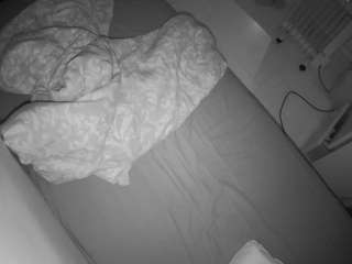 voyeurcam-julmodels-greybed-2