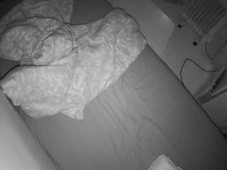 voyeurcam-julmodels-greybed-2