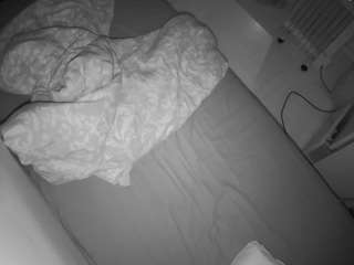 voyeurcam-julmodels-greybed-2