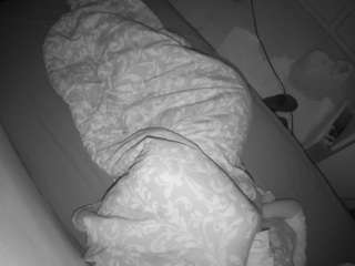 voyeurcam-julmodels-greybed-2