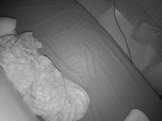 voyeurcam-julmodels-greybed-2
