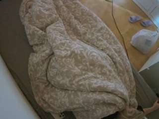 voyeurcam-julmodels-greybed-2