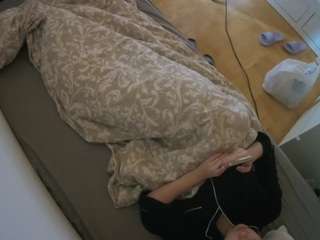 voyeurcam-julmodels-greybed-2