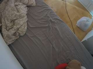 voyeurcam-julmodels-greybed-2