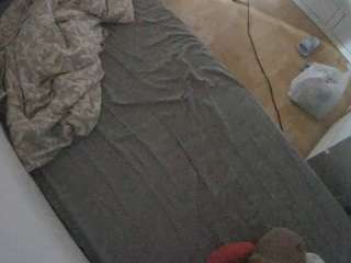 voyeurcam-julmodels-greybed-2