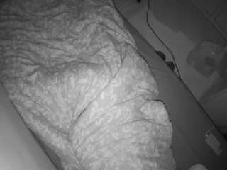 voyeurcam-julmodels-greybed-2