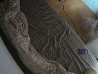 voyeurcam-julmodels-greybed-2