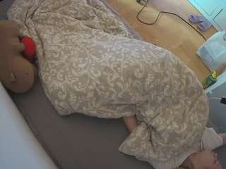 voyeurcam-julmodels-greybed-2
