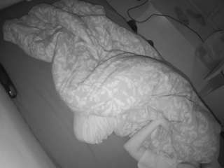 voyeurcam-julmodels-greybed-2