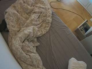 voyeurcam-julmodels-greybed-2 webcam