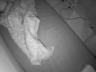 voyeurcam-julmodels-greybed-2 webcam