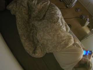 voyeurcam-julmodels-greybed-2 webcam